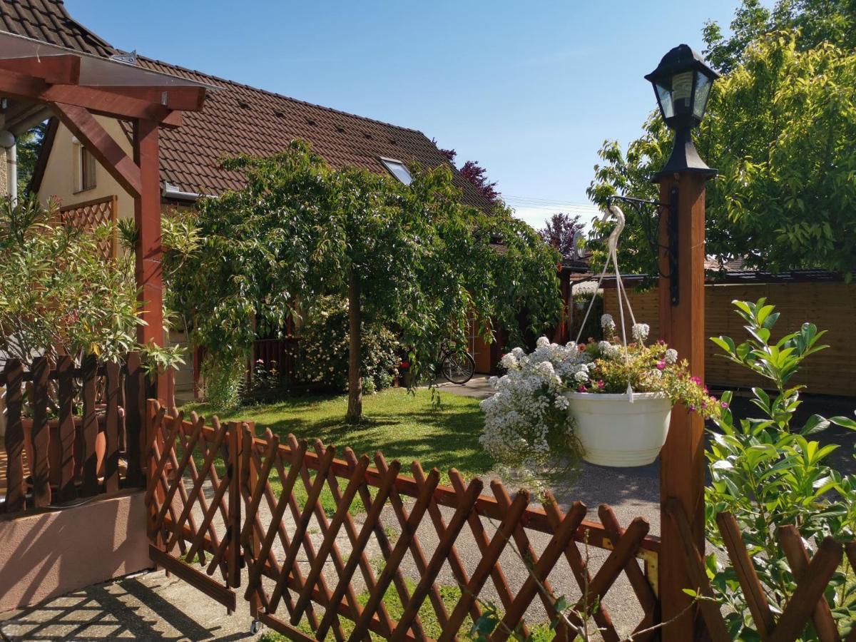 Erika vendégház centrumban Balatonkeresztúr Exteriör bild
